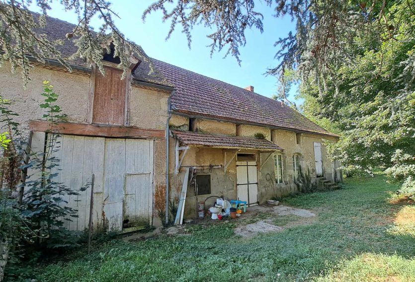 Château XIXe avec maison annexe et dépendances dans un parc de 12 ha.