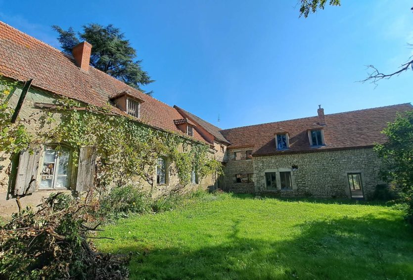 Château XIXe avec maison annexe et dépendances dans un parc de 12 ha.