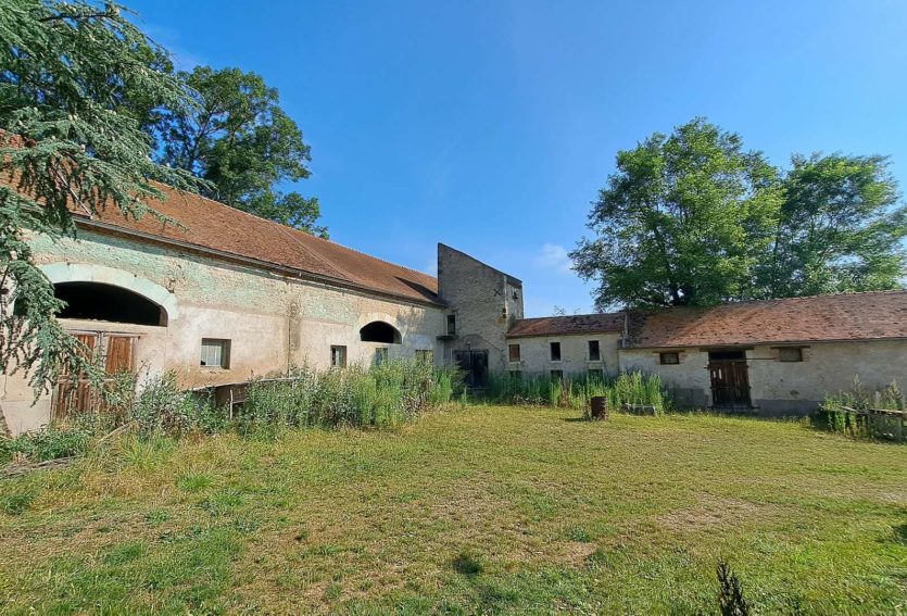 Château XIXe avec maison annexe et dépendances dans un parc de 12 ha.