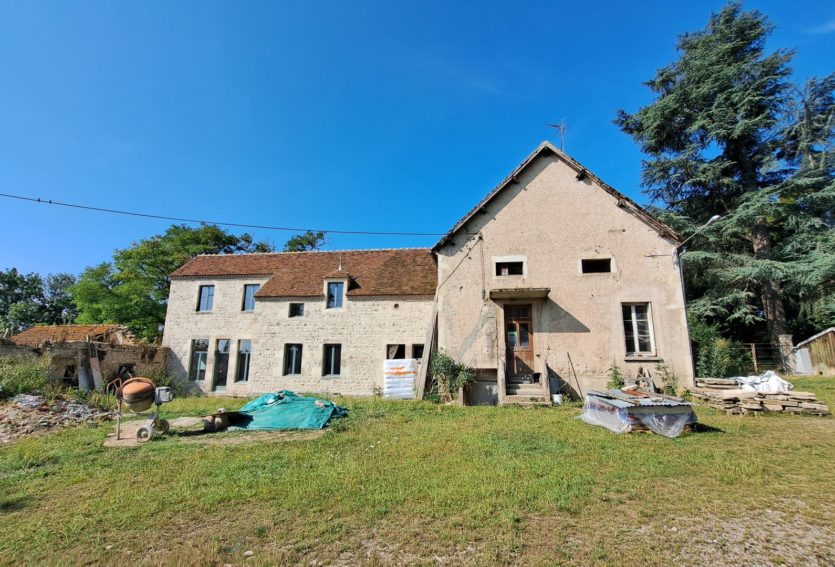 Château XIXe avec maison annexe et dépendances dans un parc de 12 ha.