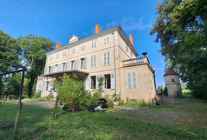 Château XIXe avec maison annexe et dépendances dans un parc de 12 ha.