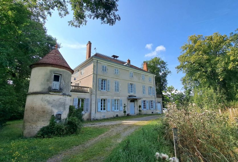 Château XIXe avec maison annexe et dépendances dans un parc de 12 ha.