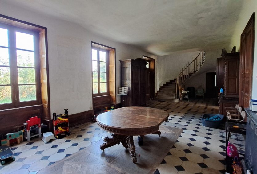 Château XIXe avec maison annexe et dépendances dans un parc de 12 ha.