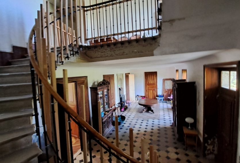 Château XIXe avec maison annexe et dépendances dans un parc de 12 ha.
