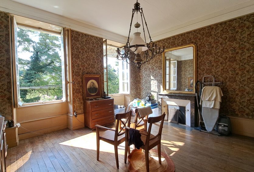 Château XIXe avec maison annexe et dépendances dans un parc de 12 ha.