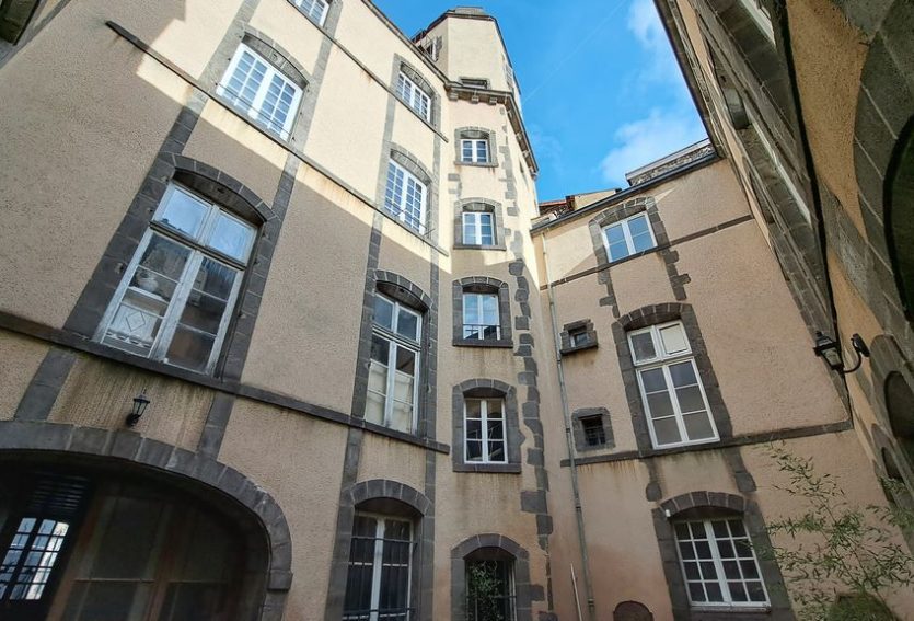 Appartement XVIIIe aux décors exceptionnels classés M.H. à Riom.