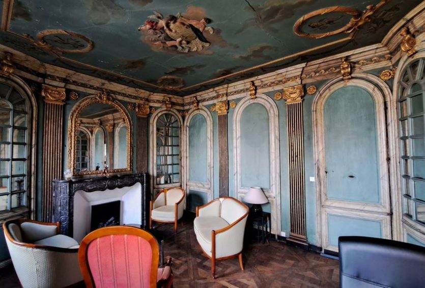 Appartement XVIIIe aux décors exceptionnels classés M.H. à Riom.