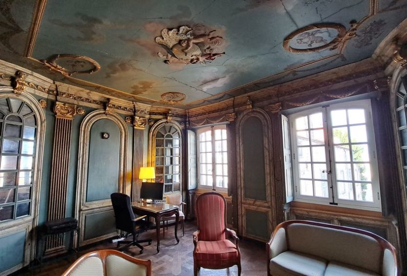 Appartement XVIIIe aux décors exceptionnels classés M.H. à Riom.