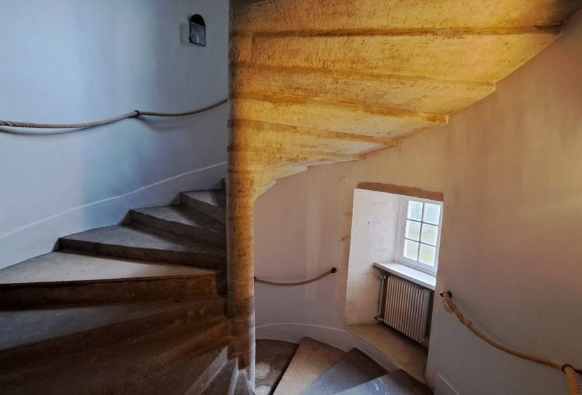 Splendide château M.H. avec chapelle romane, gîtes, dépendances et parc de 14 ha.
