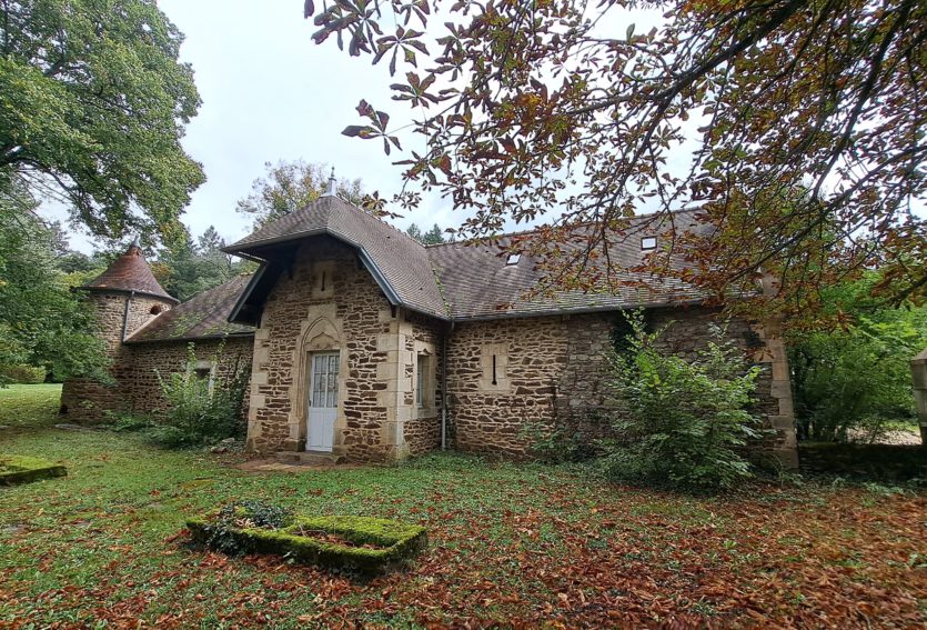 Splendide château M.H. avec chapelle romane, gîtes, dépendances et parc de 14 ha.