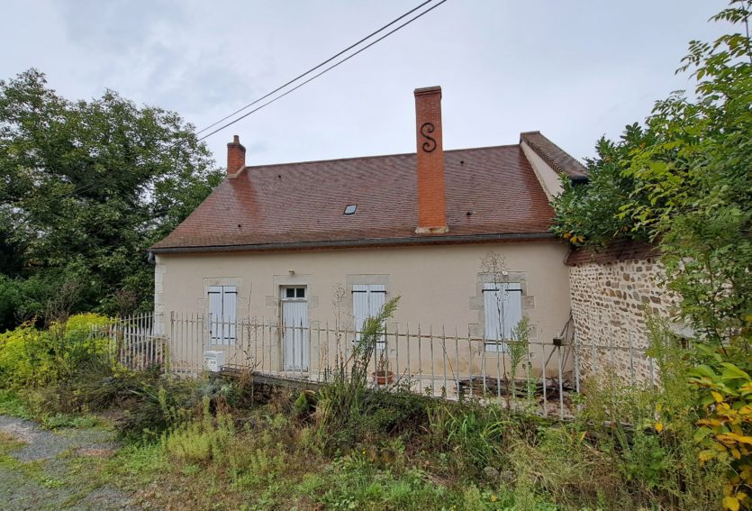 Splendide château M.H. avec chapelle romane, gîtes, dépendances et parc de 14 ha.