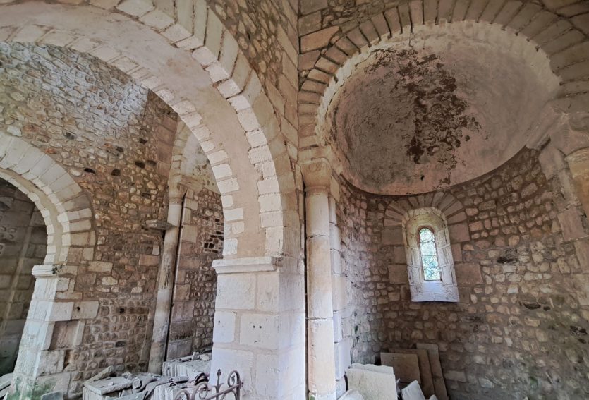 Splendide château M.H. avec chapelle romane, gîtes, dépendances et parc de 14 ha.