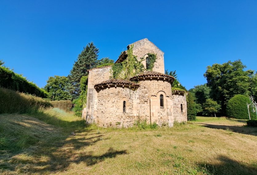 Splendide château M.H. avec chapelle romane, gîtes, dépendances et parc de 14 ha.
