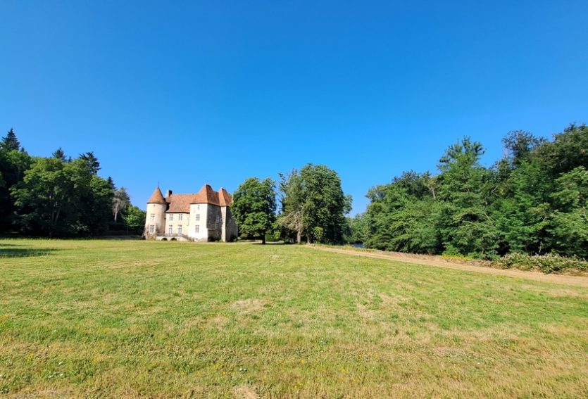 Splendide château M.H. avec chapelle romane, gîtes, dépendances et parc de 14 ha.
