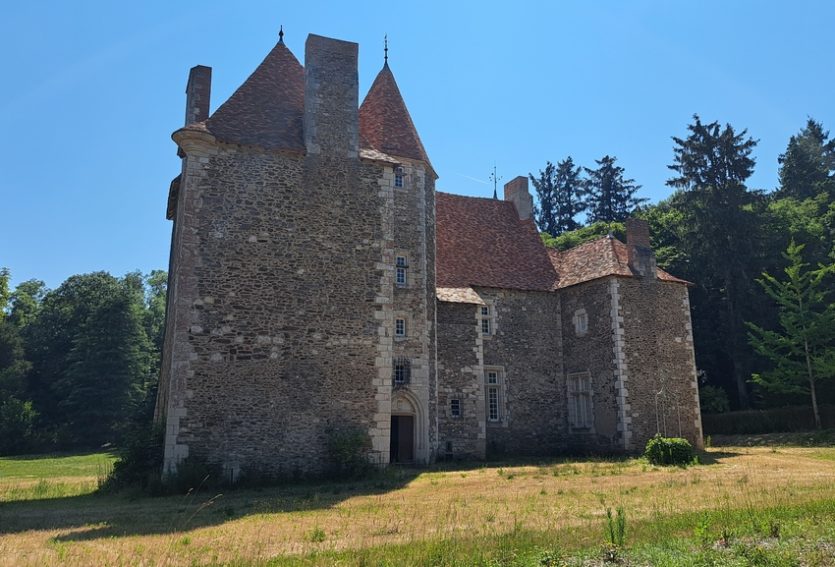 Splendide château M.H. avec chapelle romane, gîtes, dépendances et parc de 14 ha.
