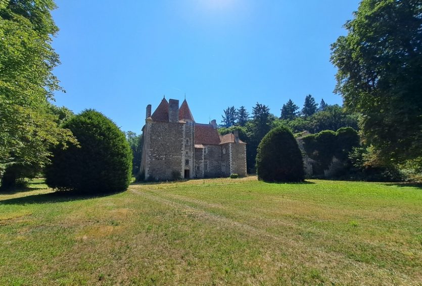 Splendide château M.H. avec chapelle romane, gîtes, dépendances et parc de 14 ha.