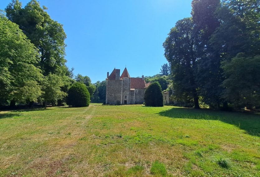Splendide château M.H. avec chapelle romane, gîtes, dépendances et parc de 14 ha.