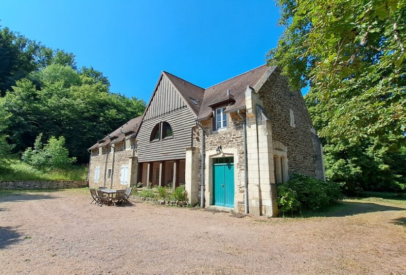 Splendide château M.H. avec chapelle romane, gîtes, dépendances et parc de 14 ha.
