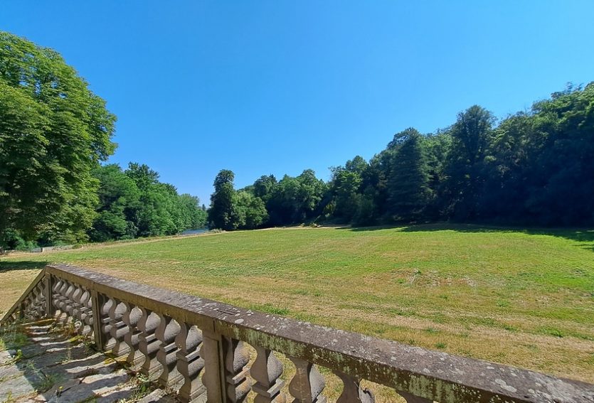 Splendide château M.H. avec chapelle romane, gîtes, dépendances et parc de 14 ha.