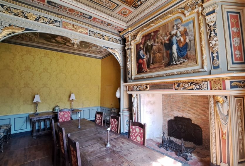 Splendide château M.H. avec chapelle romane, gîtes, dépendances et parc de 14 ha.