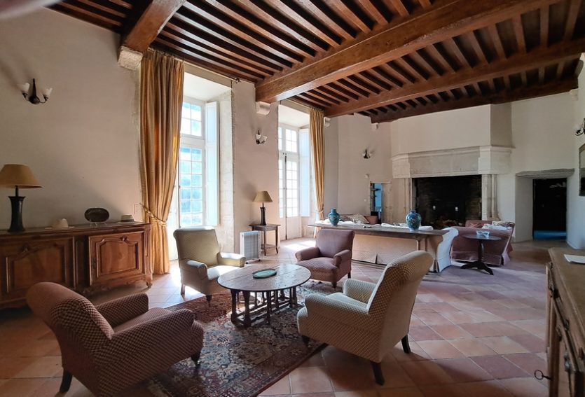 Splendide château M.H. avec chapelle romane, gîtes, dépendances et parc de 14 ha.