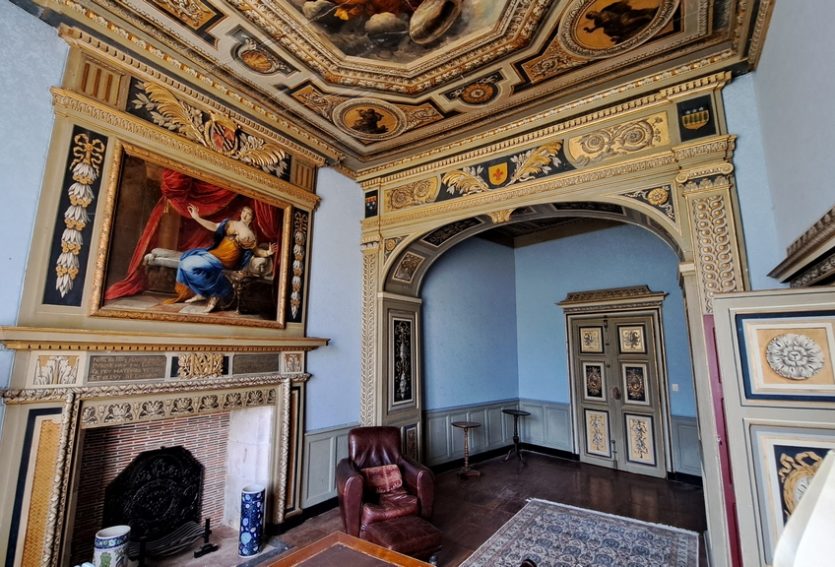 Splendide château M.H. avec chapelle romane, gîtes, dépendances et parc de 14 ha.