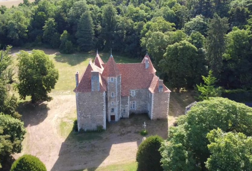 Splendide château M.H. avec chapelle romane, gîtes, dépendances et parc de 14 ha.