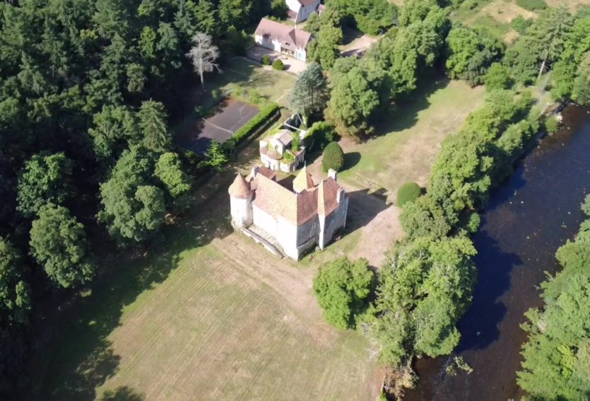 Splendide château M.H. avec chapelle romane, gîtes, dépendances et parc de 14 ha.