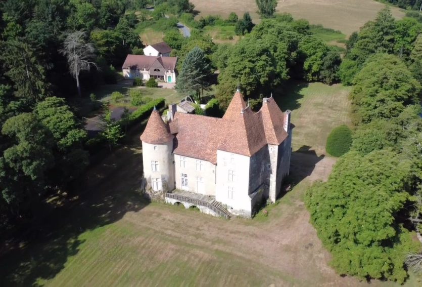 Splendide château M.H. avec chapelle romane, gîtes, dépendances et parc de 14 ha.