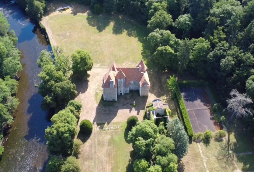 Splendide château M.H. avec chapelle romane, gîtes, dépendances et parc de 14 ha.