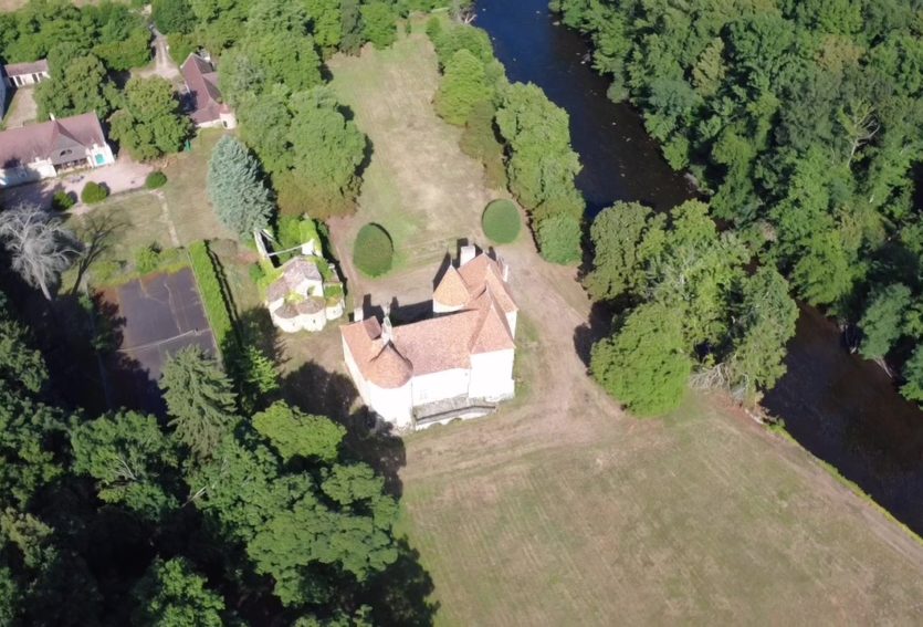 Splendide château M.H. avec chapelle romane, gîtes, dépendances et parc de 14 ha.