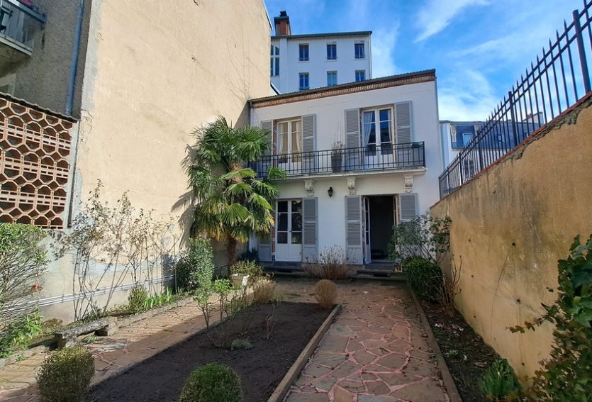 Hôtel particulier avec jardin et garage à Vichy.