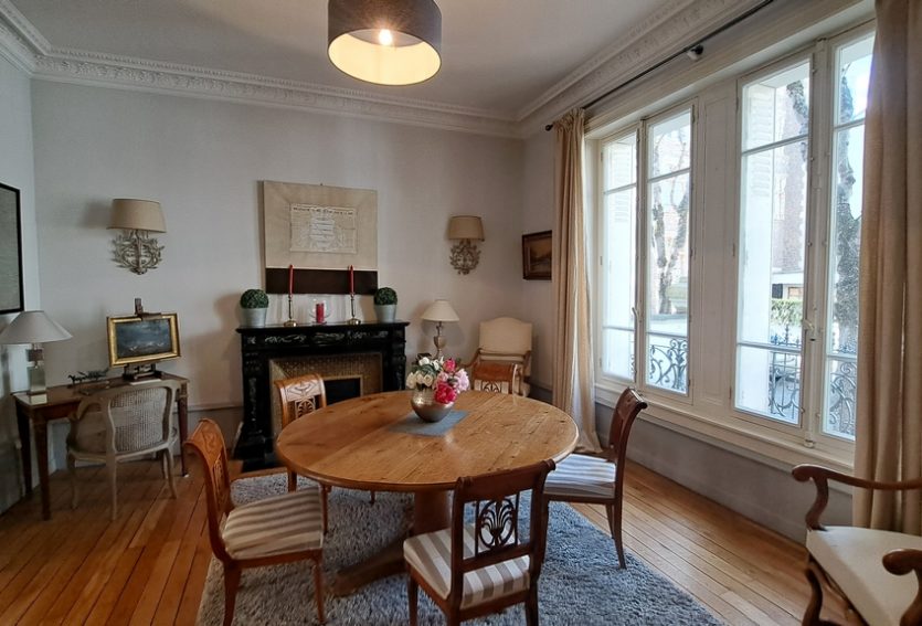 Hôtel particulier avec jardin et garage à Vichy.