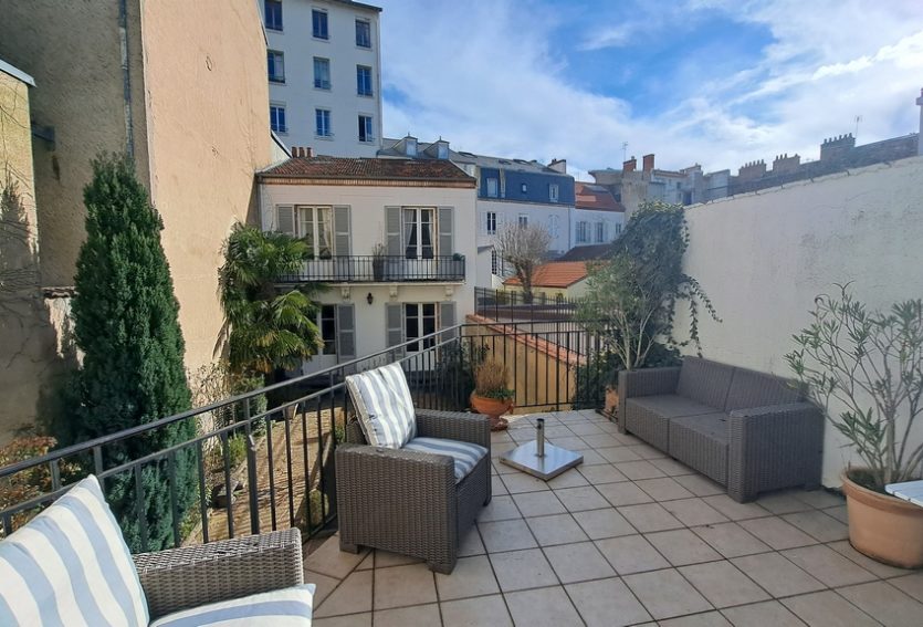 Hôtel particulier avec jardin et garage à Vichy.