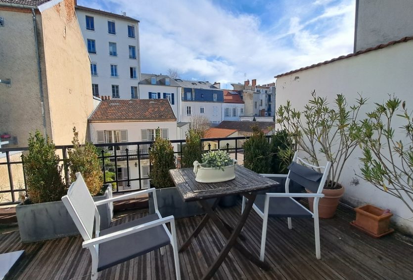 Hôtel particulier avec jardin et garage à Vichy.