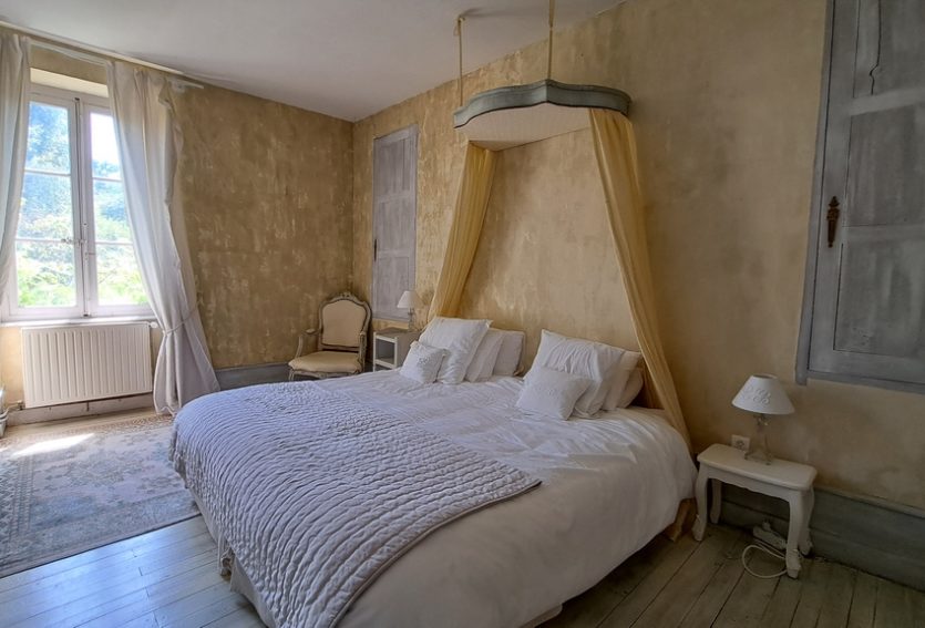 Manoir des XVIIe et XVIIIe siècles avec gîte et parc à 8 km de Vichy