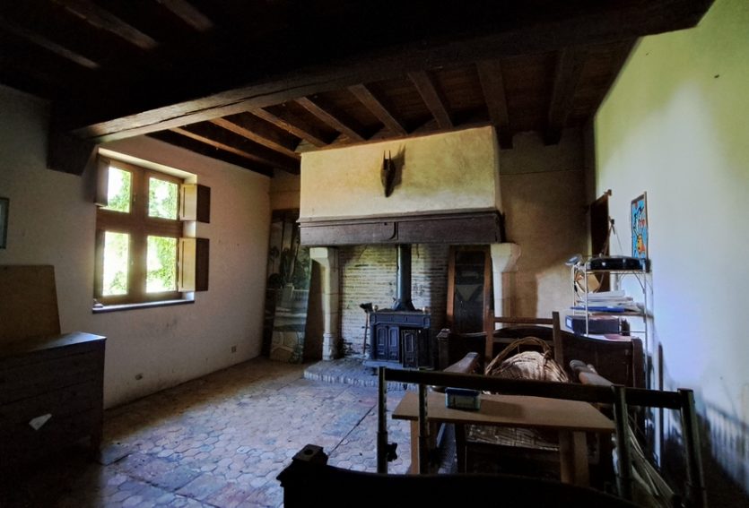 Manoir du XVe à pans de bois avec dépendances et jardin.