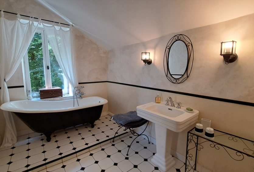 Manoir des XVIIe et XVIIIe siècles avec gîte et parc à 8 km de Vichy