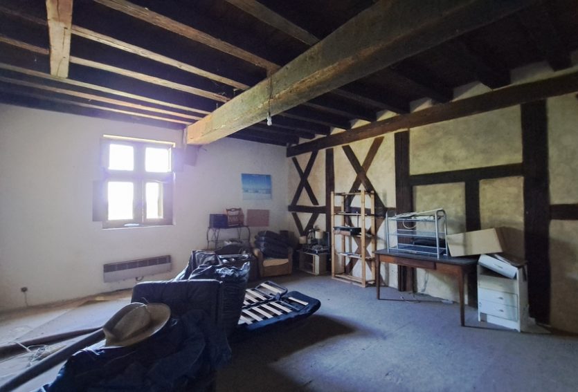 Manoir du XVe à pans de bois avec dépendances et jardin.