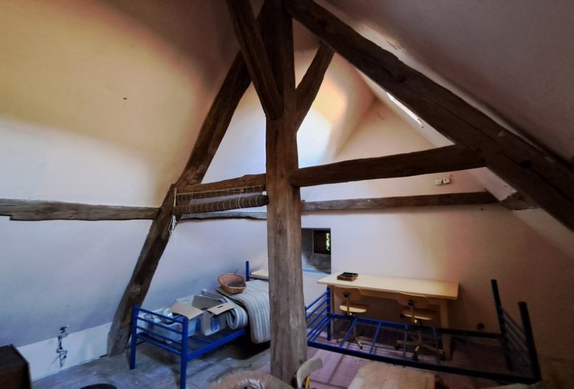 Manoir du XVe à pans de bois avec dépendances et jardin.