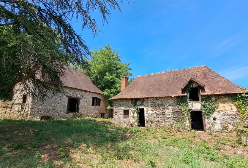 Manoir du XVe à pans de bois avec dépendances et jardin.