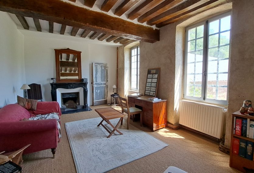 Manoir des XVIIe et XVIIIe siècles avec gîte et parc à 8 km de Vichy