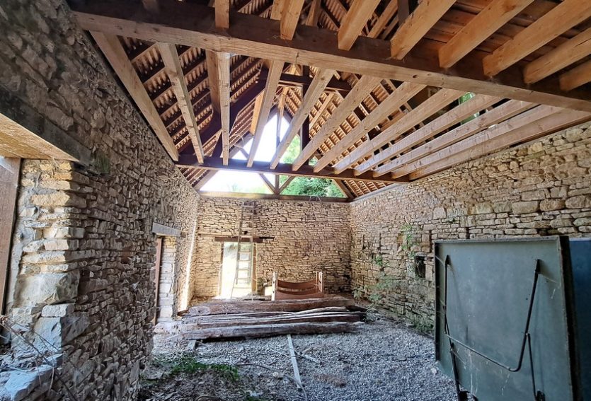Manoir du XVe à pans de bois avec dépendances et jardin.