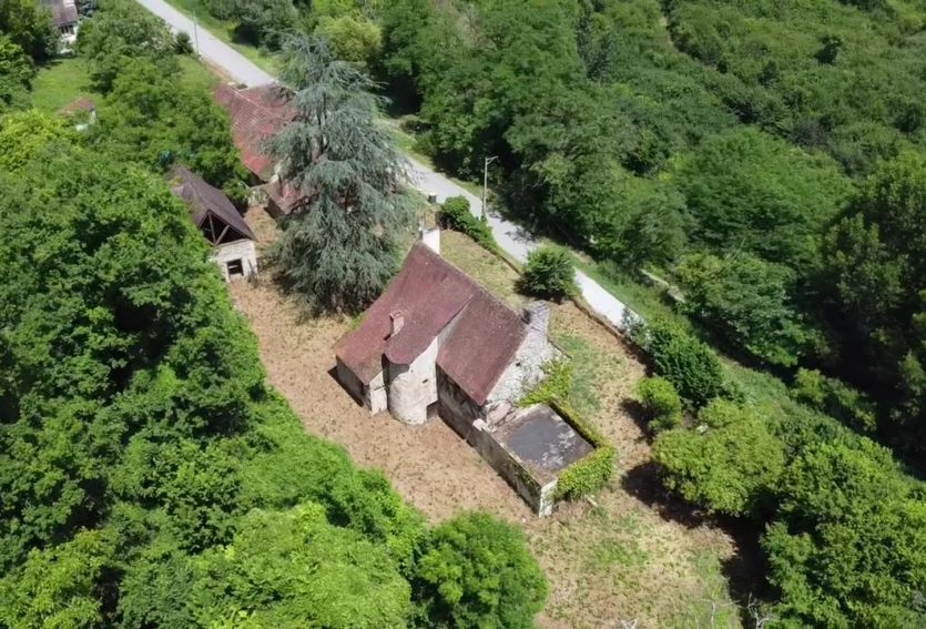 Manoir du XVe à pans de bois avec dépendances et jardin.