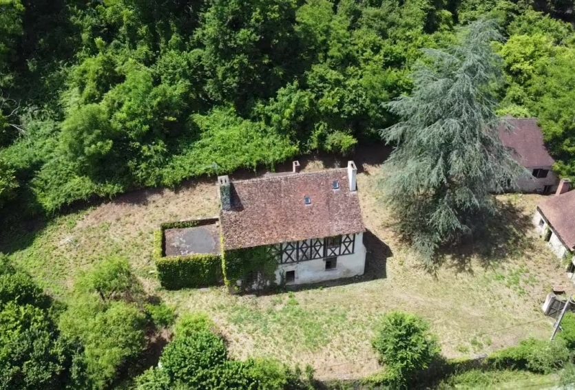 Manoir du XVe à pans de bois avec dépendances et jardin.
