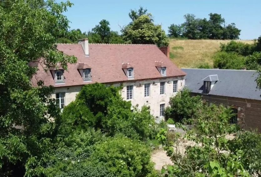 Manoir des XVIIe et XVIIIe siècles avec gîte et parc à 8 km de Vichy