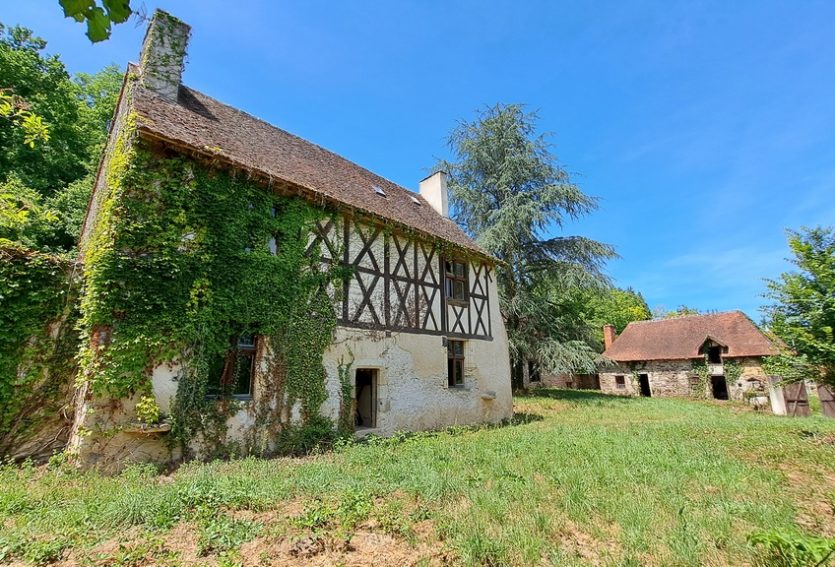 Manoir du XVe à pans de bois avec dépendances et jardin.