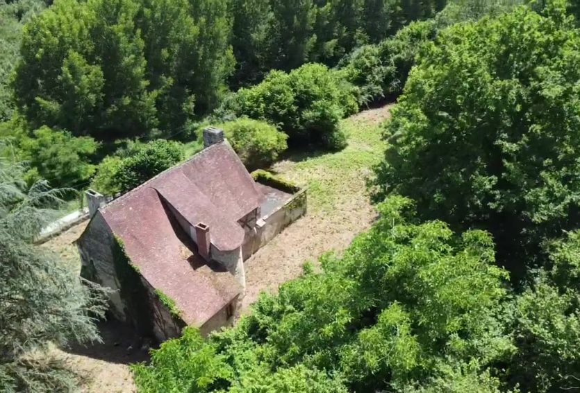 Manoir du XVe à pans de bois avec dépendances et jardin.