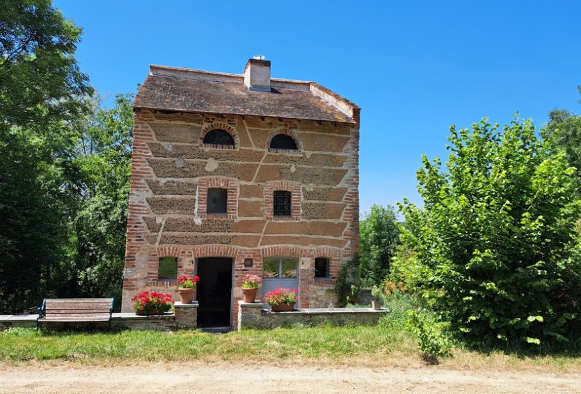 Manoir des XVIIe et XVIIIe siècles avec gîte et parc à 8 km de Vichy