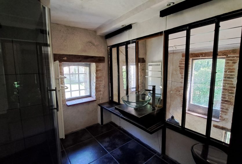 Manoir des XVIIe et XVIIIe siècles avec gîte et parc à 8 km de Vichy